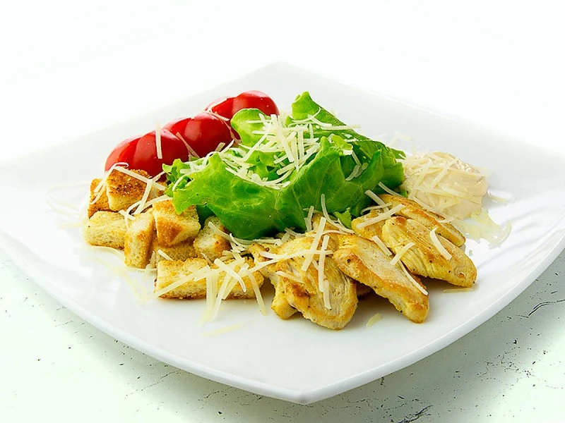 Салат Цезарь с курицей
